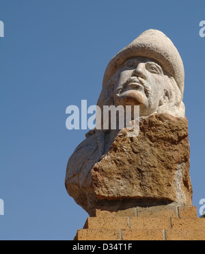 Vue du ciel bleu Korczak granit gris 1951 bust 'Wild Bill Hickok', Sherman Street, Deadwood, Dakota du Sud, USA Banque D'Images