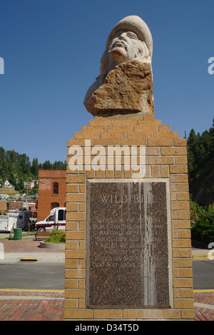 Vue du ciel bleu du granit 1951 Korczak bust 'Wild Bill Hickok", sur socle en brique, Sherman Street, Deadwood, Dakota du Sud, USA Banque D'Images