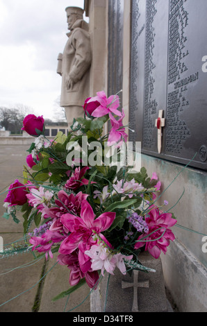 Fleurs en soie sur la Royal Naval War Memorial, Plymouth Hoe, Devon UK Banque D'Images