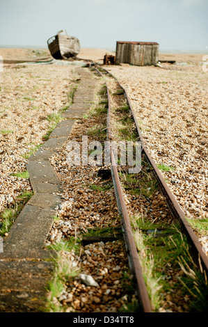 Vue sur la voie menant à l'ancien bateau de pêche et hut à Dungeness, dans le Kent, UK. Banque D'Images