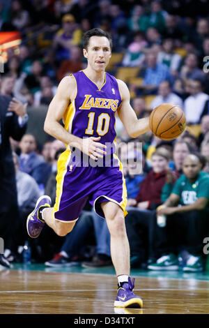 07.02.2013. Boston, Mass. Los Angeles Lakers point guard Steve Nash (10) apporte la balle upcourt au cours de la Boston Celtics 116-95 victoire sur les Lakers de Los Angeles au TD Garden, Boston, Massachusetts, USA. Banque D'Images