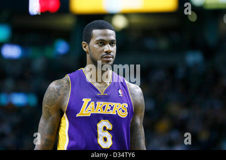 07.02.2013. Boston, Mass. Los Angeles Lakers petit ailier Earl Clark (6) incombe au cours de la Boston Celtics 116-95 victoire sur les Lakers de Los Angeles au TD Garden, Boston, Massachusetts, USA. Banque D'Images