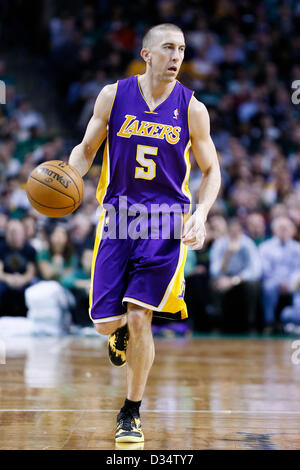 07.02.2013. Boston, Mass. Los Angeles Lakers point guard Steve Blake (5) apporte la balle upcourt au cours de la Boston Celtics 116-95 victoire sur les Lakers de Los Angeles au TD Garden, Boston, Massachusetts, USA. Banque D'Images