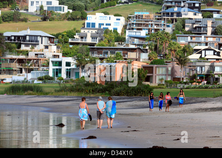 Les gens apprécient l'été sur la plage Langs à Northland Banque D'Images