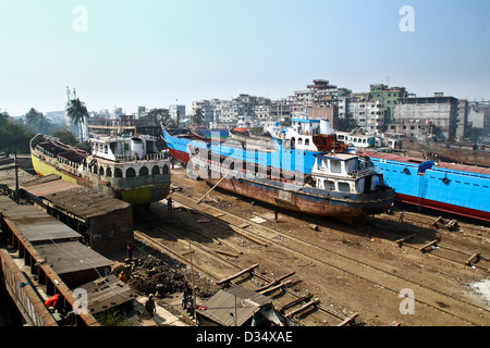 Les navires en cale sèche pour les réparations sur la rive de la rivière Buriganga à Dhaka, au Bangladesh. Banque D'Images