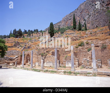 Vue depuis la Stoa dans le sanctuaire d'Apollon, Delphi, le Mont Parnasse, Région du Centre de la Grèce, Grèce Banque D'Images