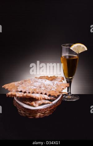 Beignets de carnaval doux et liqueur Limoncello Banque D'Images