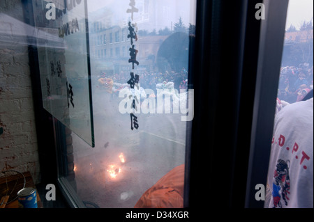 D'artifice lors d'une célébration du Nouvel An chinois. Banque D'Images