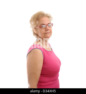 Certain femme d'âge moyen portant un t-shirt rose et regardant par-dessus son épaule droite isolé sur fond blanc Banque D'Images