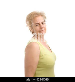 Certain femme d'âge moyen portant un t-shirt vert et regardant par-dessus son épaule droite isolé sur fond blanc Banque D'Images