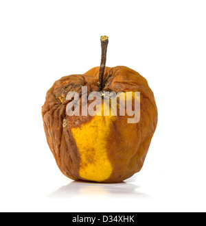 Pomme pourrie isolé sur fond blanc Banque D'Images