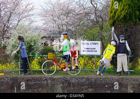 High school student art sur une plate-forme de la gare la plus Kazusatsurumai Chiba au Japon Banque D'Images