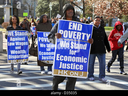 Raleigh, Caroline du Nord, USA, 9 février 2013 : Septième sur "Historique des milliers Jones Street' (HKonJ7) Démonstration pour "obilizing pour mettre fin à la pauvreté et l'injustice économique". Banque D'Images