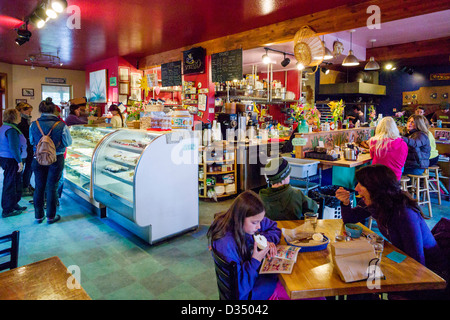 Vue de l'intérieur de la clientèle au deux soeurs Bakery & cafe, Homer, Alaska, USA Banque D'Images