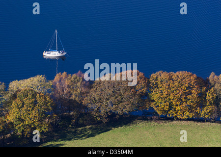 Encore un bateau sur l'eau à l'automne de Coniston (automne). Prises d'un point de vue élevé dans Grisedale forêt à l'Est du lac. Banque D'Images