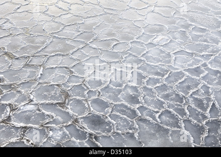 Fozen surface de l'eau sur le lac gelé Banque D'Images