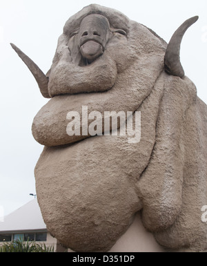 Le big Merino en Goulburn , Nouvelle-Galles du Sud , de l'Australie. C'est une énorme structure de béton 15 M réplique de merino RAM. Banque D'Images