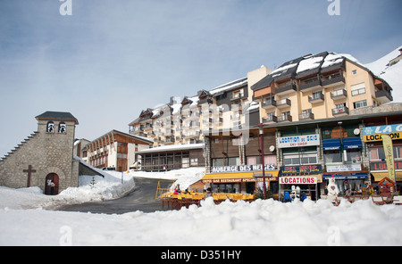 Des cafés dans le centre du village de la station de ski La Mongie du Grand Tourmalet dans les Pyrénées françaises Banque D'Images