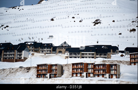 Une protection contre les avalanches à La Mongie, Pyrénées françaises, pour les maisons de vacances de la station de ski Banque D'Images
