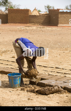 Yako, Burkina Faso, Mai 2012 : la fabrication de briques à sécher au soleil. Banque D'Images