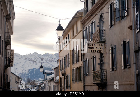 Hôtel La Montagne fleurie dans la rue principale (rue Ramond) de Barèges, station thermale et de ski au pays Toy, Pyrénées françaises Banque D'Images