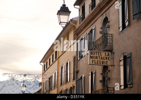 Hôtel La Montagne fleurie dans la rue principale (rue Ramond) de Barèges, station thermale et de ski au pays Toy, Pyrénées françaises Banque D'Images