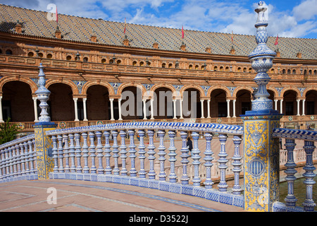 Balustrade de pont décoré de carreaux azulejos peint sur la plaza de Espana à Séville, Espagne. Banque D'Images