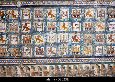 Mur carrelé historique avec motifs royal à l'alcazar (palais royal), Séville, Espagne, Andalousie. Banque D'Images