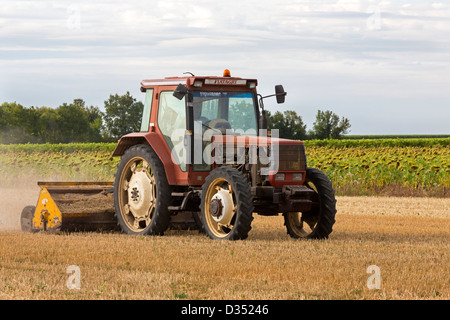 Tracteur travaillant dans les vignes, près de Cognac, Charente Maritime, France Banque D'Images