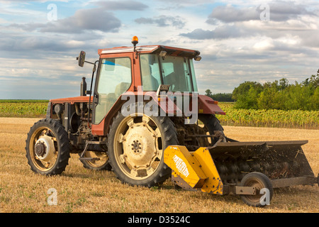 Vignobles du tracteur, près de Cognac, Charente Maritime, France Banque D'Images