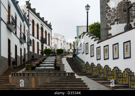Bancs en céramique par l'eau des escaliers, Firgas, Gran Canaria, Îles Canaries, Espagne Banque D'Images