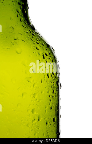 Les gouttelettes d'eau glacée sur la bouteille de vin vert transparent Banque D'Images