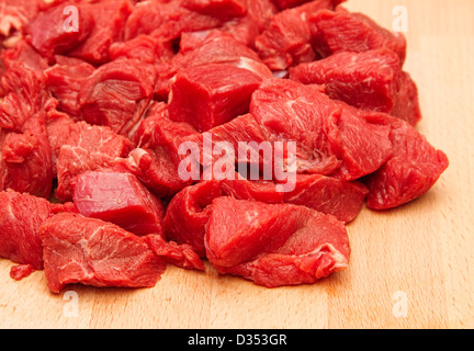 Steak de bœuf haché frais sur la planche à découper en bois Banque D'Images