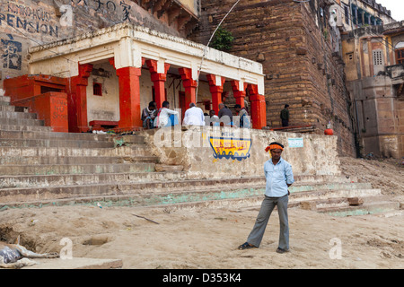 Homme debout à l'extérieur d'un temple, Varanasi, Inde Banque D'Images