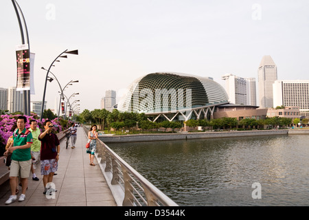 Les touristes sur le pont sur la rivière Singapour, en face de la toiture en forme de durian de l'Esplanade Theatres On The Bay, Marina Bay, Singapour Banque D'Images