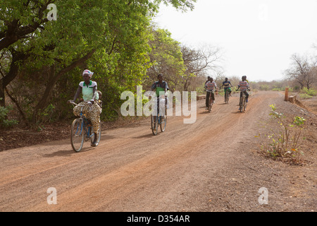 Yako, Burkina Faso, Mai 2012 : les adolescents à l'école à vélo à travers la forêt. Gompossom Banque D'Images