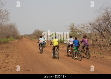 Yako, Burkina Faso, Mai 2012 : les adolescents à l'école à vélo à travers la forêt. Gompossom Banque D'Images