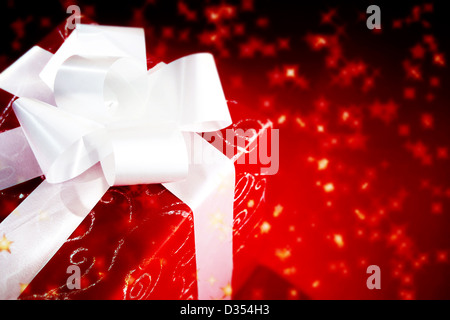 Cadeau de Noël fort avec un arc blanc Banque D'Images