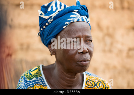 Barsalogho, Burkina Faso, Mai 2012 : les femmes du village discuter pourquoi ils cuisiner avec les feuilles de baobab. Banque D'Images