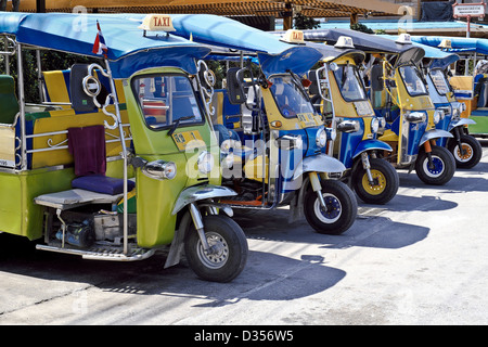 Ligne de Tuk Tuk Taxis colorés. Hua Hin Thaïlande S. E. Asie Banque D'Images