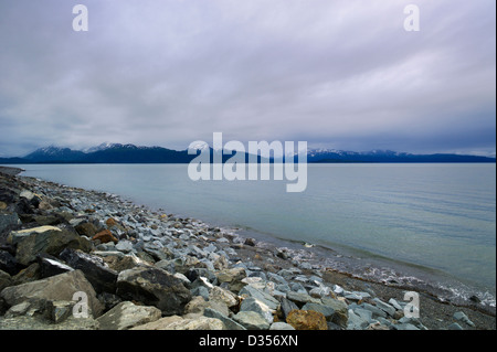 Avis de tempête en attente et moody ciel au-dessus de la baie Kachemak, Homer Spit de Homer, Alaska, USA Banque D'Images