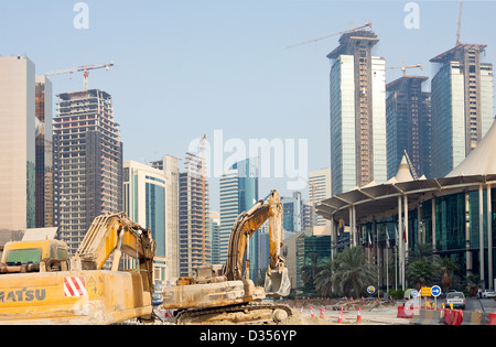 Les machines lourdes au travail à l'extérieur du centre-ville mall dans le centre du quartier commercial de Qatar en octobre 2008 Banque D'Images