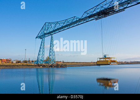 Pont transbordeur (construit en 1911) de l'autre côté de la rivière tees à Middlesborough Banque D'Images