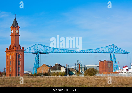 Pont transbordeur (construit en 1911) de l'autre côté de la rivière tees à Middlesborough Banque D'Images