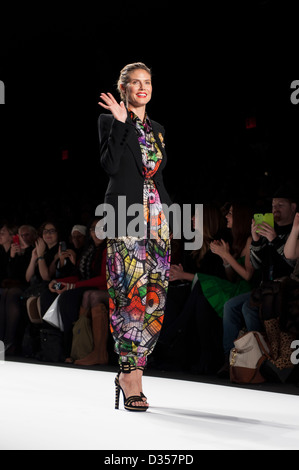 Project Runway saison finale 11 Show à Mercedes Benz New York Fashion Week automne 2013. Animateur de Heidi Klum. Banque D'Images