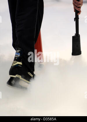 Un travailleur prépare la glace le patinage de vitesse courte piste à la coupe du monde EnergieVerbund Arena à Dresde, Allemagne, 10 février 2013. Le patinage de vitesse courte piste coupe du monde se déroule jusqu'au 10 février 2013. Photo : THOMAS EISENHUTH Banque D'Images