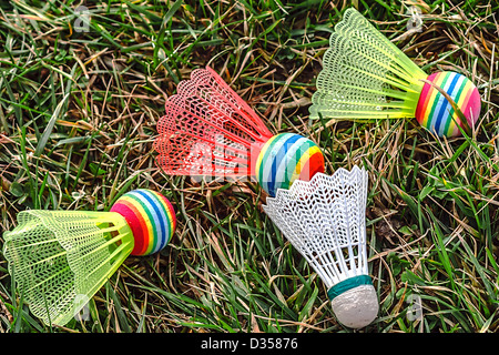 Badminton volants colorés placés sur l'herbe. Banque D'Images
