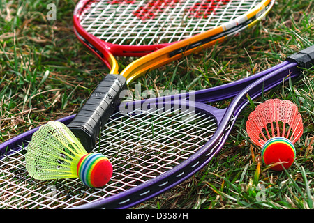 Raquettes de badminton et volants placés sur l'herbe. Banque D'Images