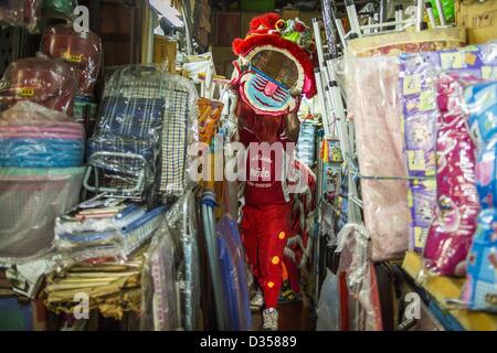 10 février 2013 - Bangkok, Thaïlande - Un Lion Dancer dans une échoppe de marché sur le Nouvel An chinois dans le quartier chinois de la section de Bangkok. Les propriétaires de boutiques invitent souvent les danseurs en Lion boutiques sur la nouvelle année à la danse pour une nouvelle année prospère. Ils ont ensuite faire un don à la troupe de danse du lion. Bangkok a une grande population d'émigrants chinois, dont la plupart se sont installés en Thaïlande au xviiie et xixe siècles. Le chinois, ou Nouvel An lunaire, est célébrée avec des feux d'artifice et défilés dans les communautés chinoises à travers la Thaïlande. L'année à venir sera la ''année du serpent'' dans le zodiaque chinois. (Cre Banque D'Images