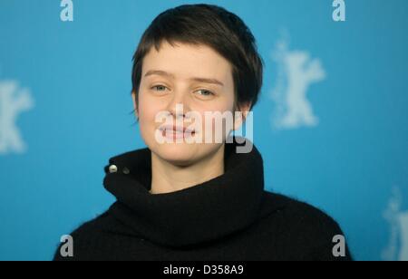 L'actrice française Pauline Etienne pose à un photocall pour 'La Nun' ('La Religieuse") pendant le 63e Festival du Film de Berlin, à Berlin, Allemagne, 10 février 2013. Le film est présenté en compétition à la Berlinale. Photo : Michael Kappeler/dpa Banque D'Images